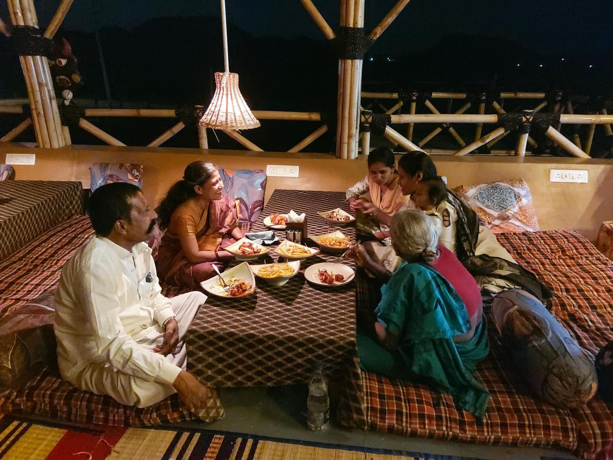 Mowgli'S Cafe Hampi & Guest House Екстер'єр фото