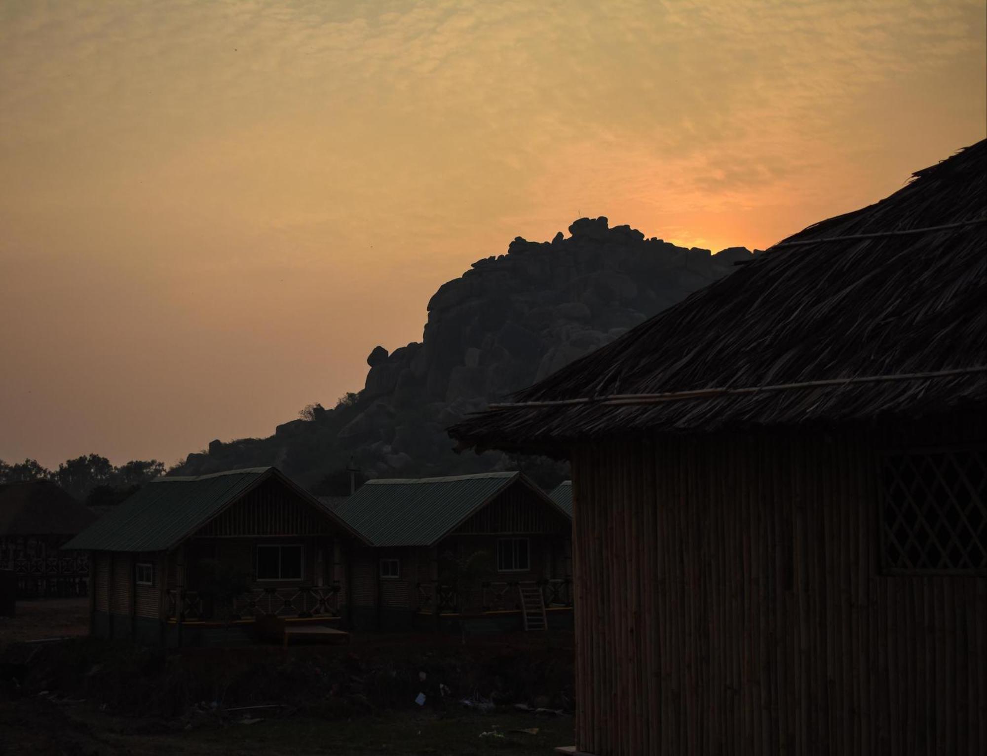 Mowgli'S Cafe Hampi & Guest House Екстер'єр фото
