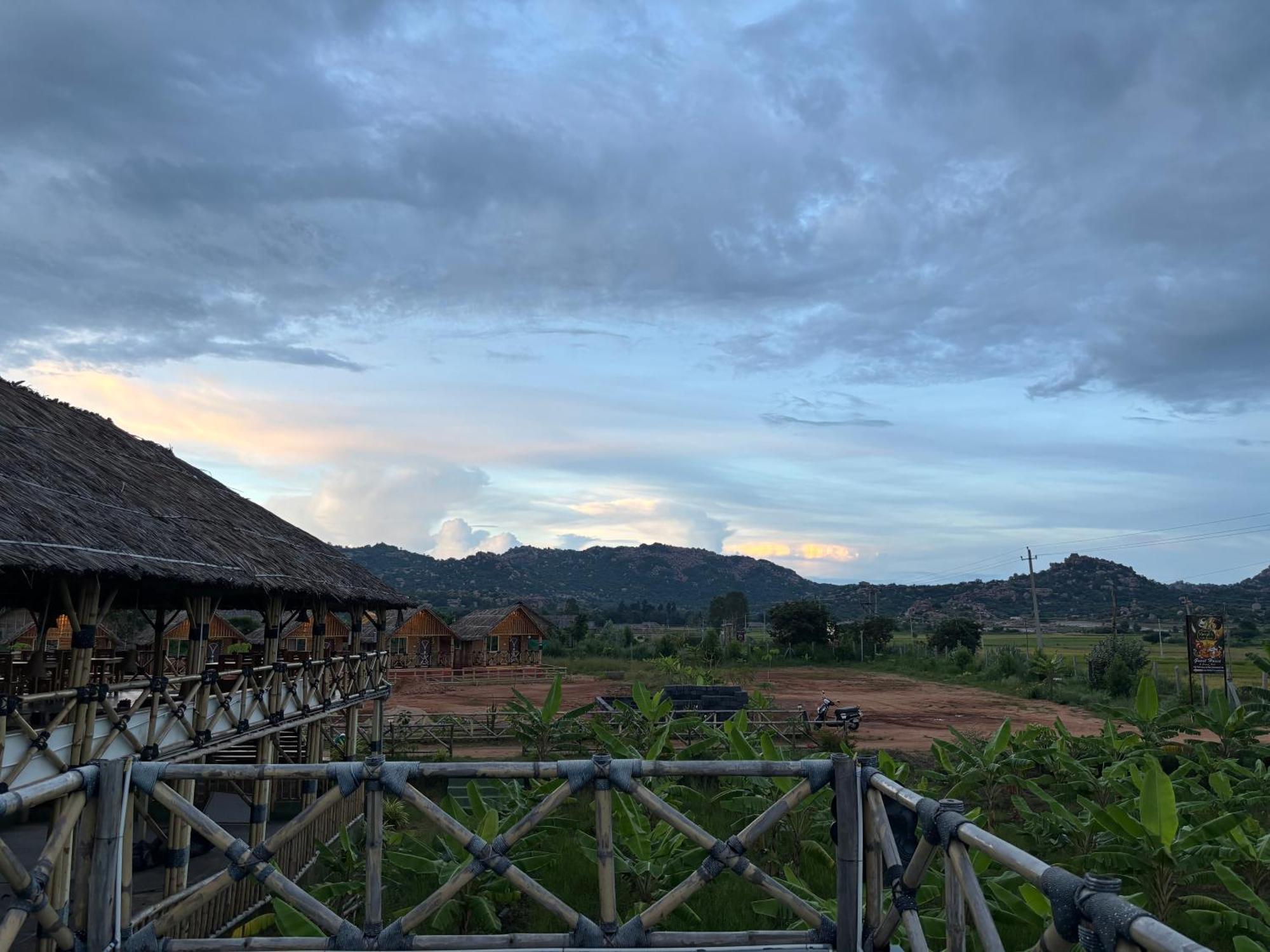 Mowgli'S Cafe Hampi & Guest House Екстер'єр фото
