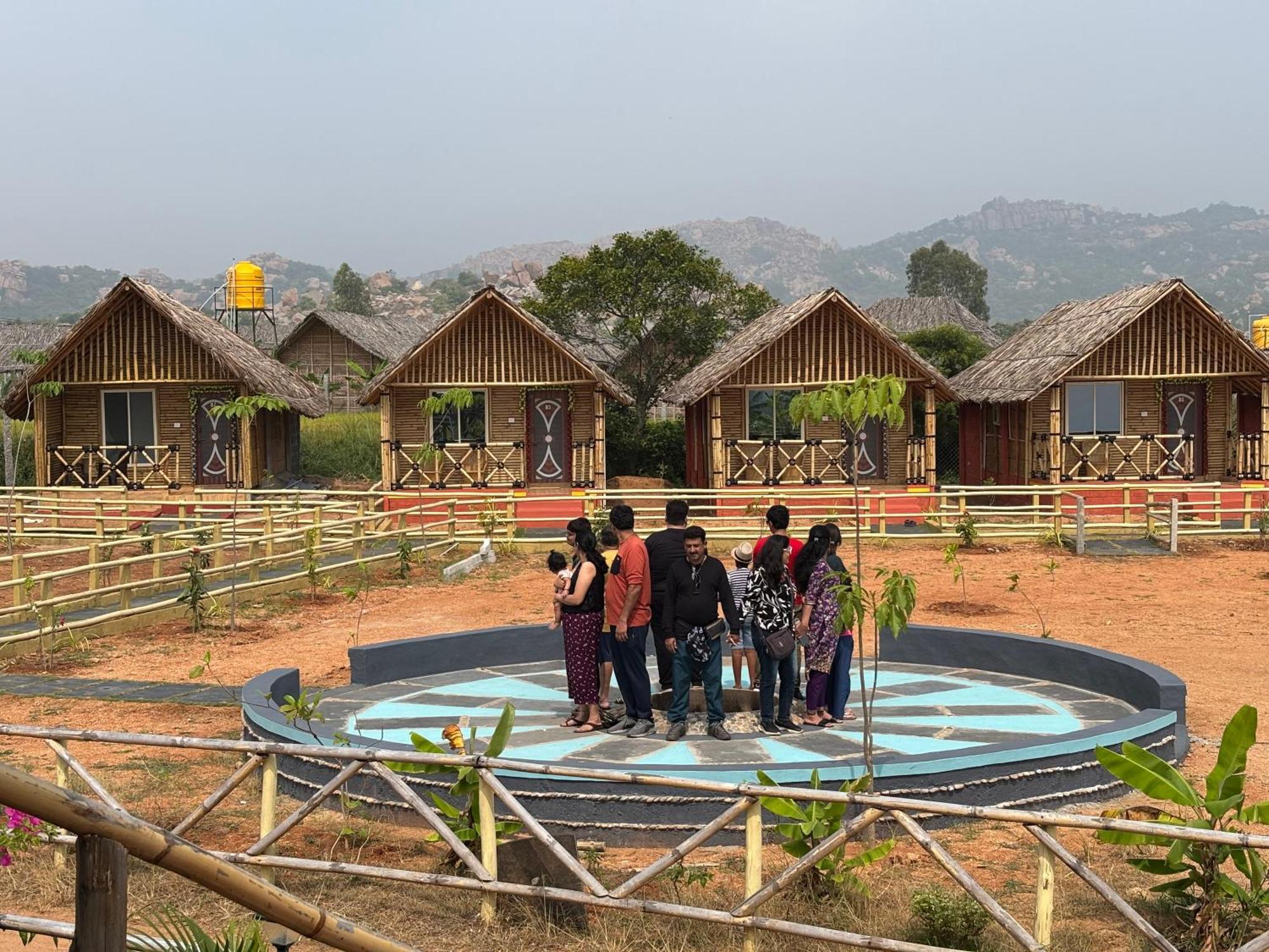 Mowgli'S Cafe Hampi & Guest House Екстер'єр фото