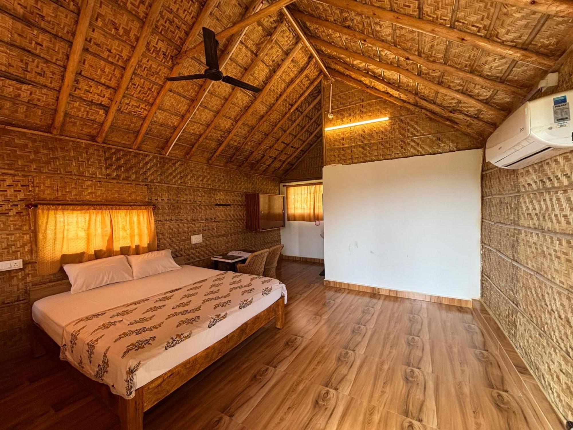 Mowgli'S Cafe Hampi & Guest House Екстер'єр фото
