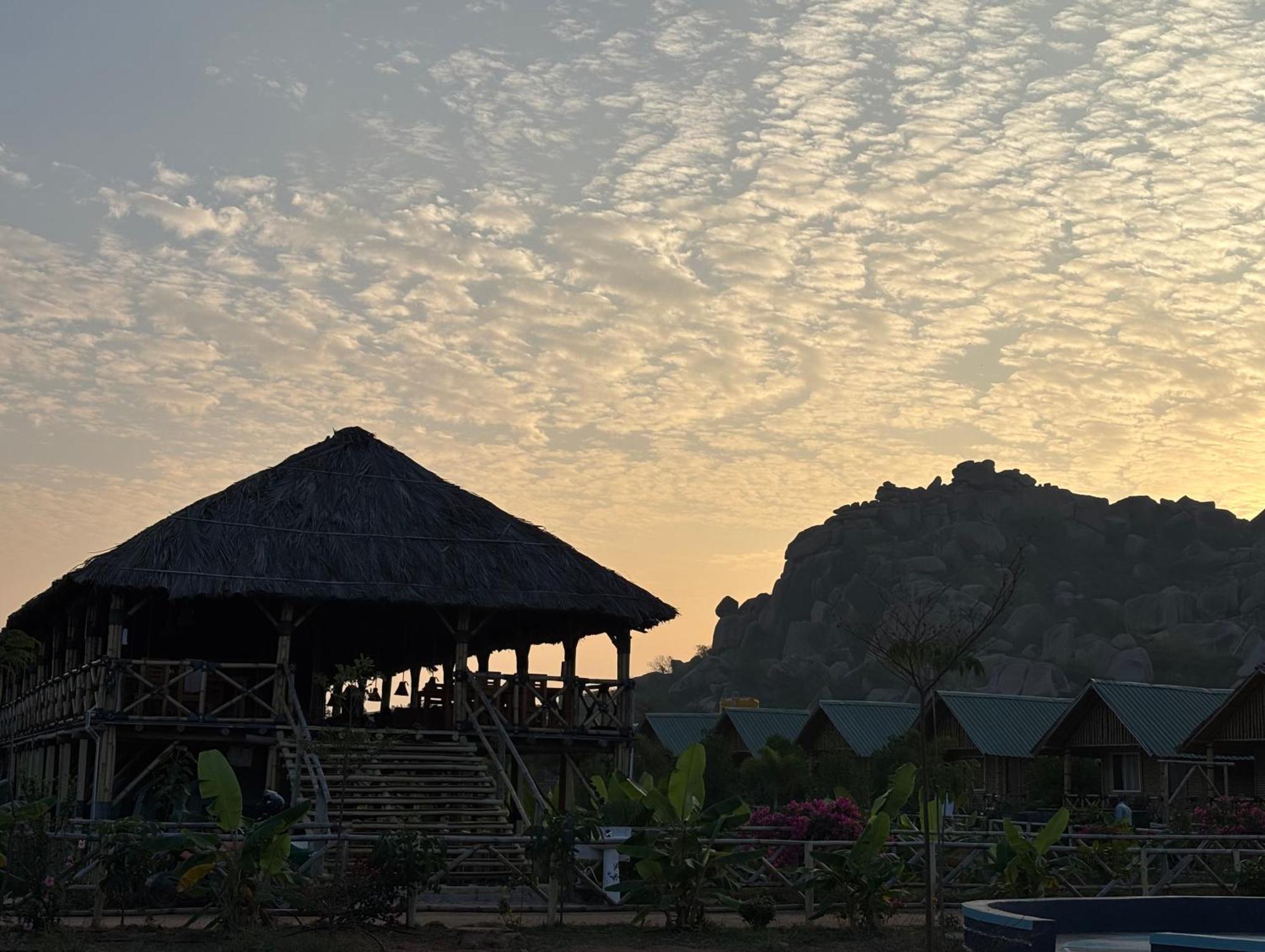 Mowgli'S Cafe Hampi & Guest House Екстер'єр фото