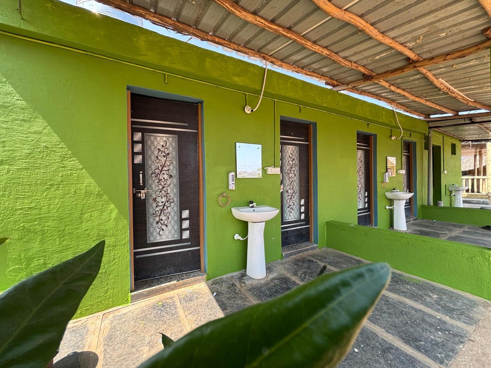 Mowgli'S Cafe Hampi & Guest House Екстер'єр фото